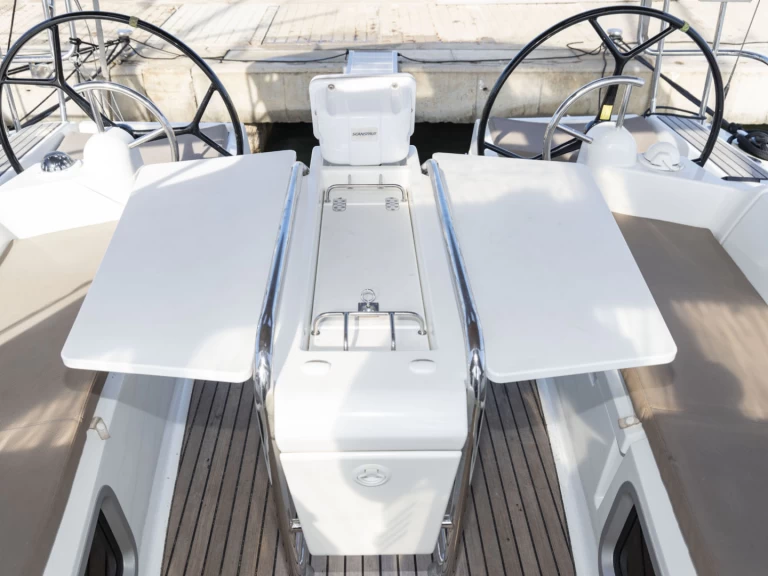 Hire Sailboat Jeanneau with a boat licence