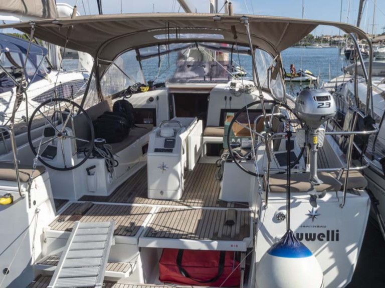 Hire Sailboat Jeanneau with a boat licence