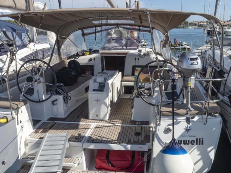 Hire Sailboat Jeanneau with a boat licence