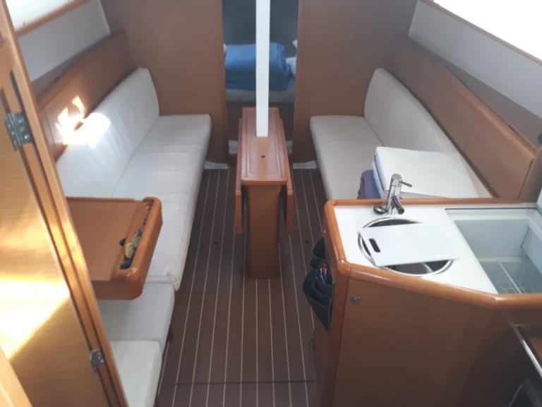 Charter a Jeanneau Sun Odyssey 33i in Gouvia on Samboat