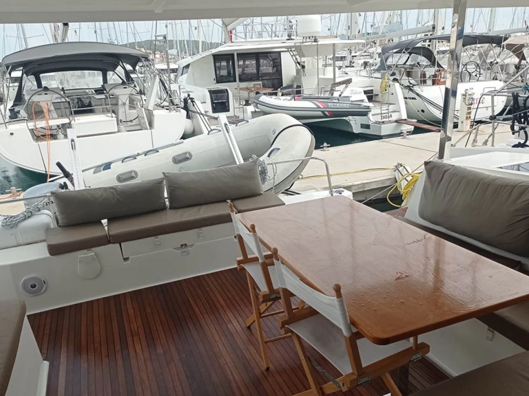 Hire Catamaran Fountaine Pajot with a boat licence