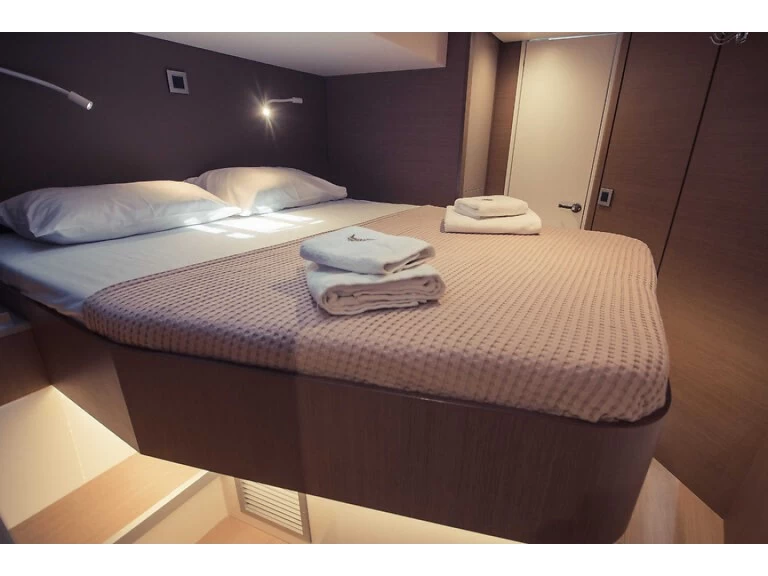 Catamaran to hire Préveza at the best price