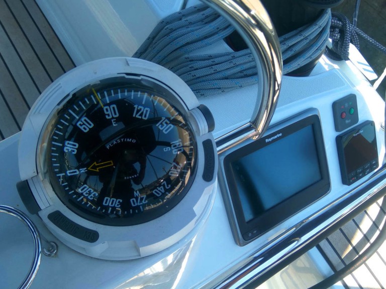 Hire Sailboat Jeanneau with a boat licence