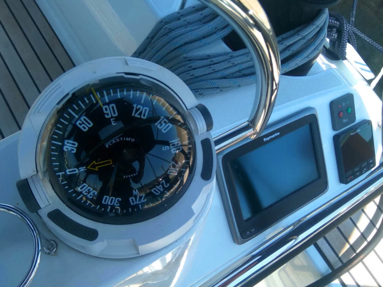 Hire Sailboat Jeanneau with a boat licence