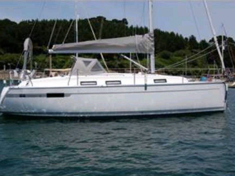 Charter a Bavaria Bavaria 32 Cruiser in Alimos on Samboat