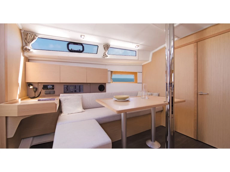 Hire Sailboat Bénéteau with a boat licence