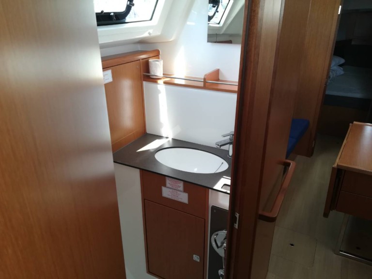 Hire Sailboat Bavaria with a boat licence