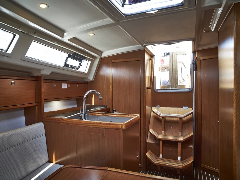 Hire Sailboat Bavaria with a boat licence