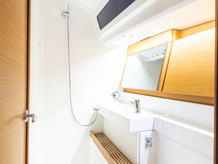 Hire Sailboat Jeanneau with a boat licence
