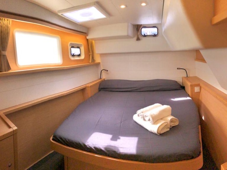 Charter a Lagoon Lagoon 450 F in Sant Antoni de Portmany on Samboat