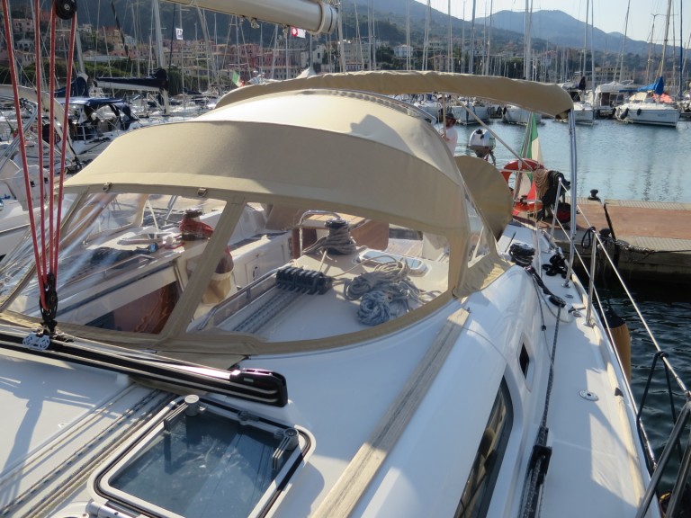 Hire Sailboat with or without skipper Jeanneau Fezzano