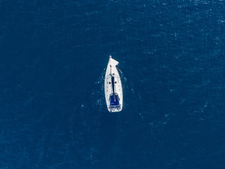Charter a Bénéteau Cyclades 50.5 in Alimos on Samboat