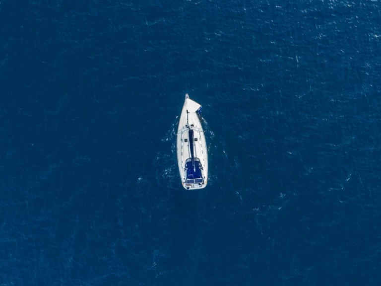 Charter a Bénéteau Cyclades 50.5 in Alimos on Samboat