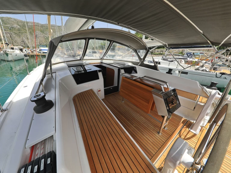 Sailboat to hire Komolac at the best price