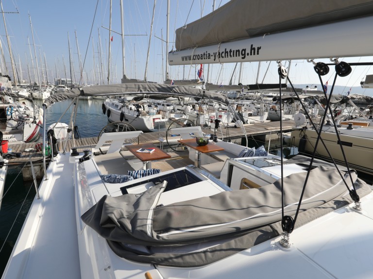 Sailboat to hire Komolac at the best price