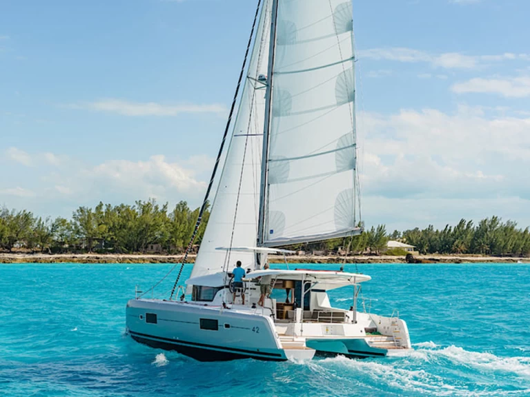 Hire Catamaran Lagoon with a boat licence