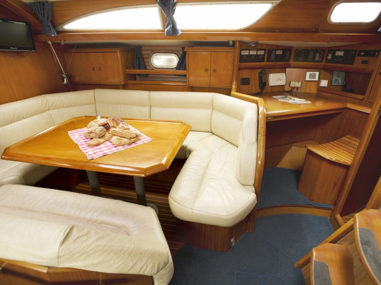 Hire Sailboat Jeanneau with a boat licence