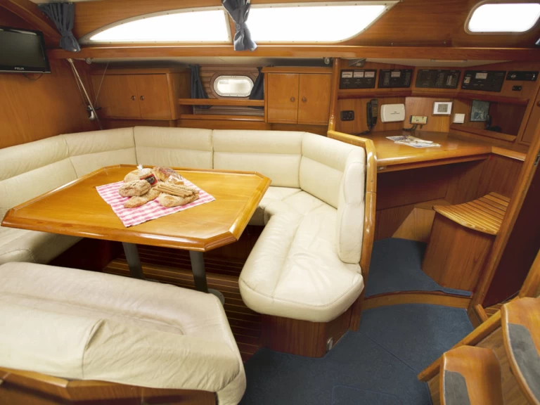 Hire Sailboat Jeanneau with a boat licence