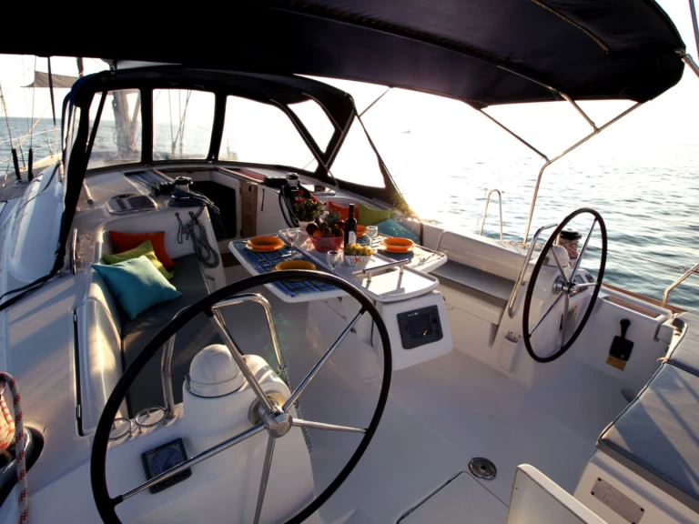 Hire a Bénéteau Oceanis 54 Alimos