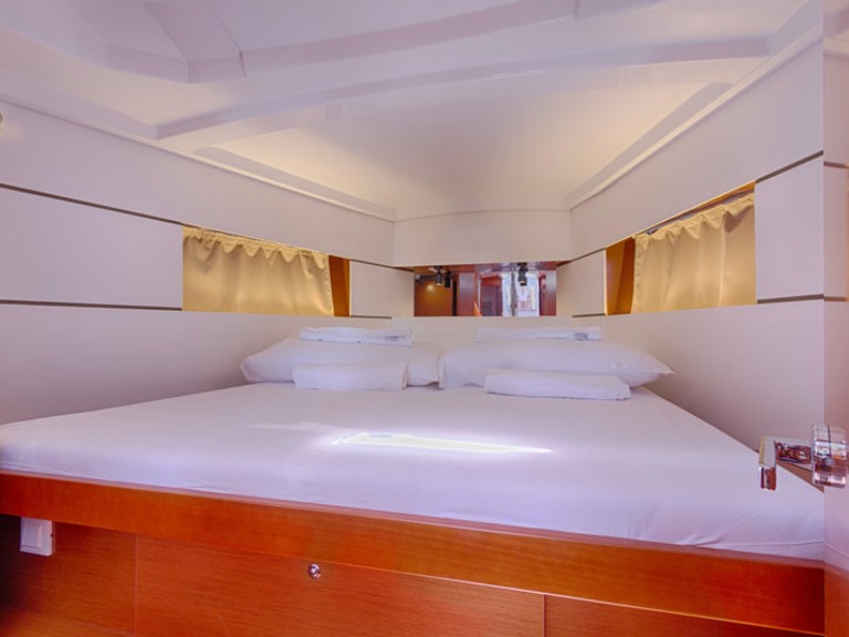 Yacht charter Marina (City) - Bénéteau Oceanis 38.1 on SamBoat