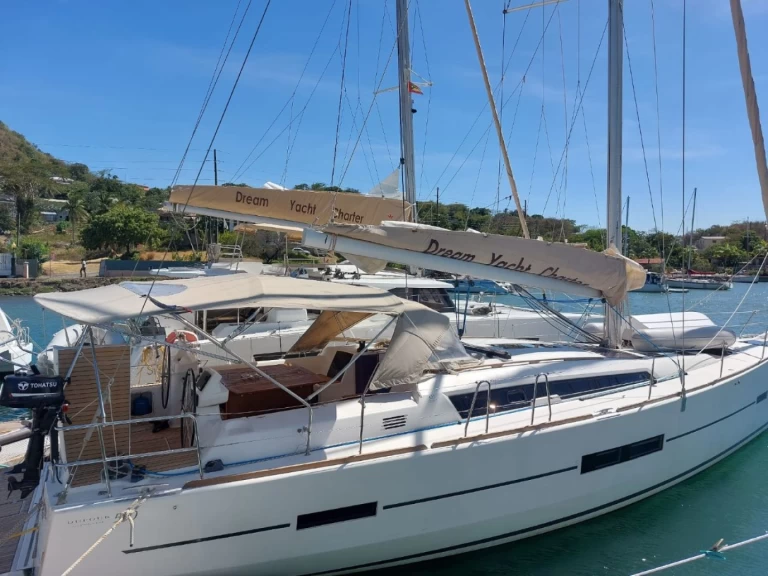 Sailboat to hire Le Marin at the best price