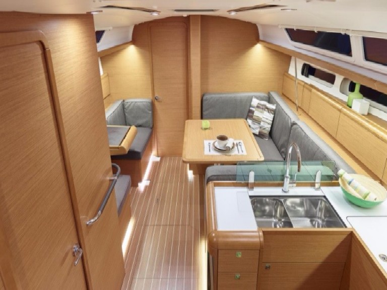 Hire Sailboat with or without skipper Jeanneau Praslin Island