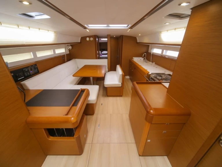 Hire Sailboat Jeanneau with a boat licence