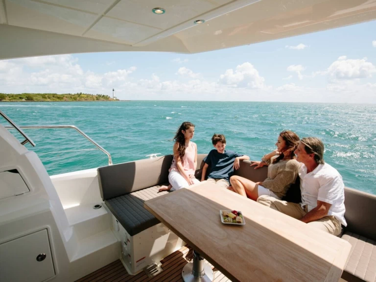 Hire Motorboat Jeanneau with a boat licence