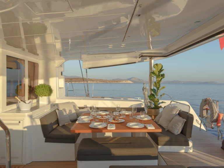 Yacht charter Ellinikó - Lagoon Lagoon 52 F on SamBoat