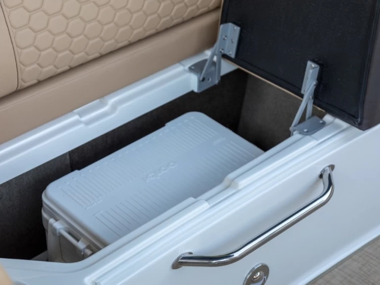 Yacht charter Tribunj - Sea Ray Sea Ray SDX 270 on SamBoat