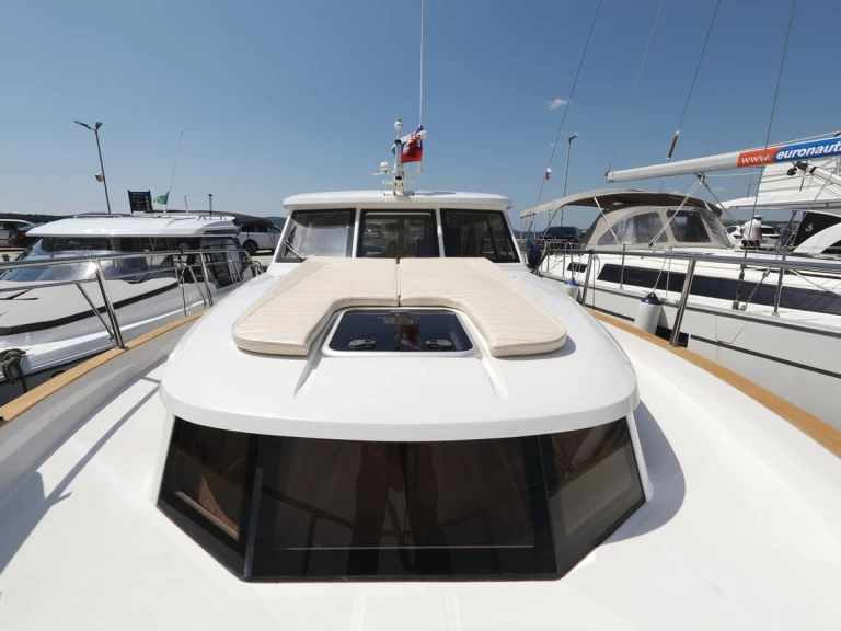 Hire Luxury Yacht Greenline Yachts with a boat licence
