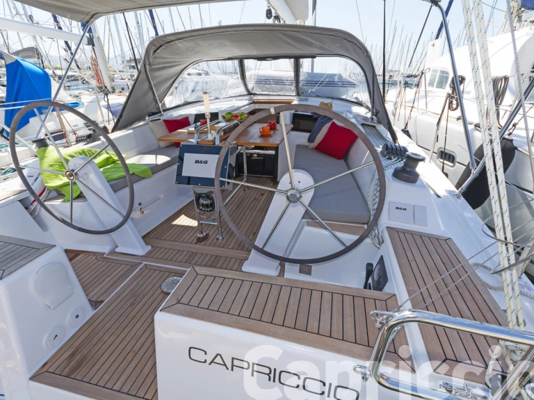 Sailboat to hire Lávrio at the best price