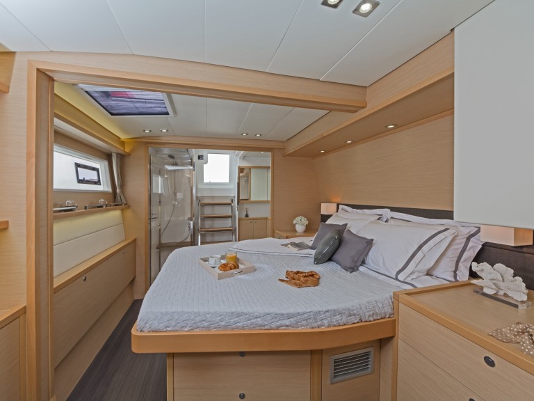 Charter a Lagoon Lagoon 560 in Alimos on Samboat