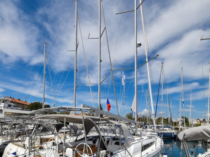 Charter a Bénéteau Oceanis 40.1 in Zadar on Samboat