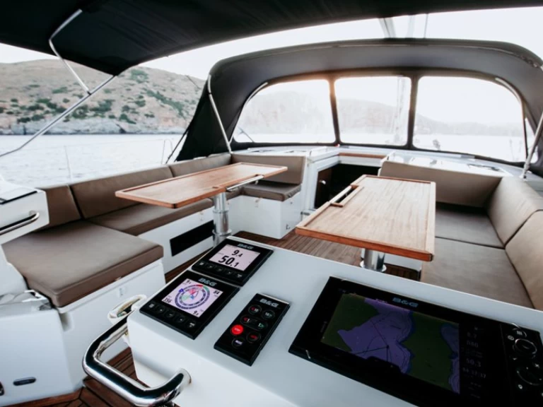 Sailboat hire in Lávrio - Bavaria Bavaria C57