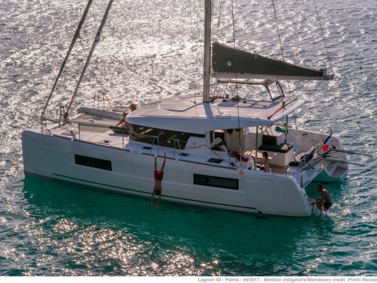 Catamaran to hire Lávrio at the best price