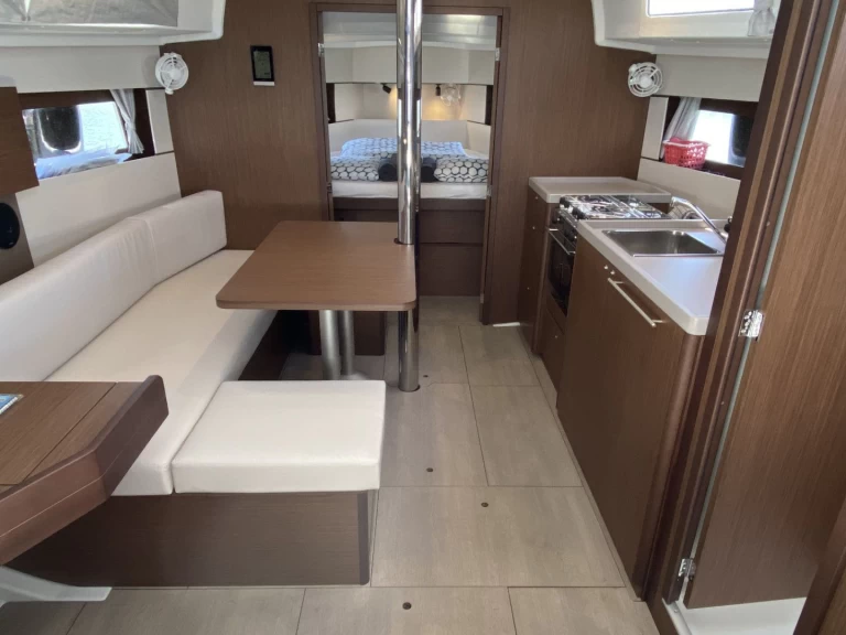 Hire Sailboat with or without skipper Bénéteau Pula