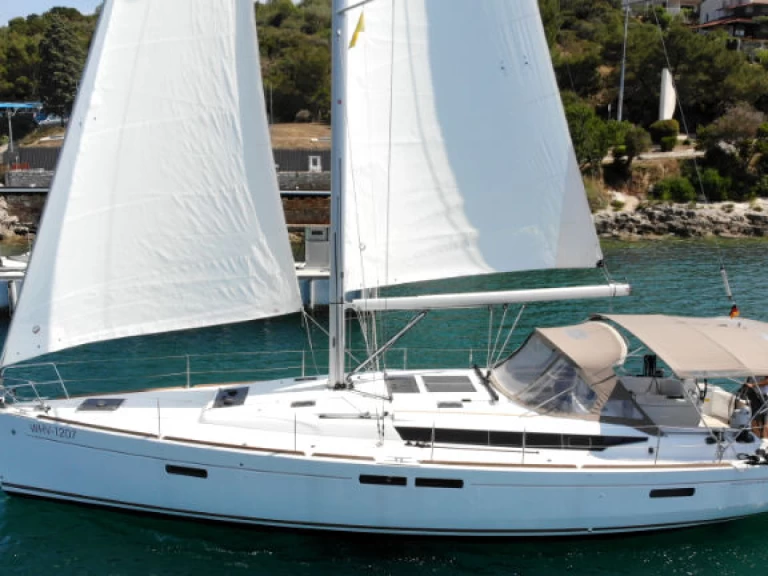 Hire Sailboat with or without skipper Jeanneau Pula