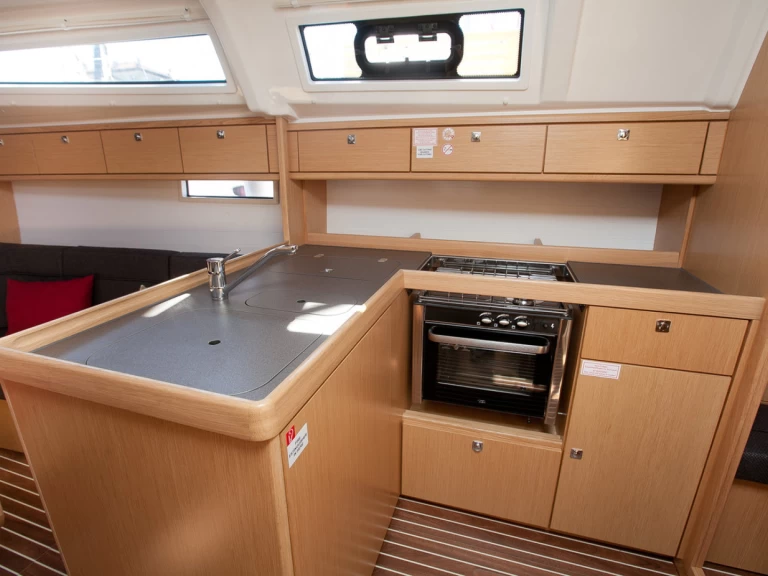 Sailboat hire in Zadar - Bavaria Cruiser 37