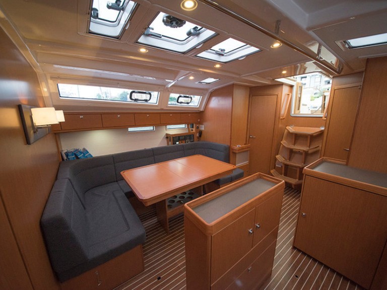 Sailboat to hire Alimos at the best price