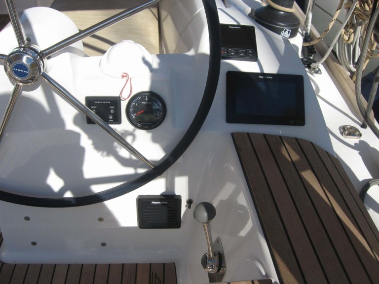 Sailboat to hire Alimos at the best price