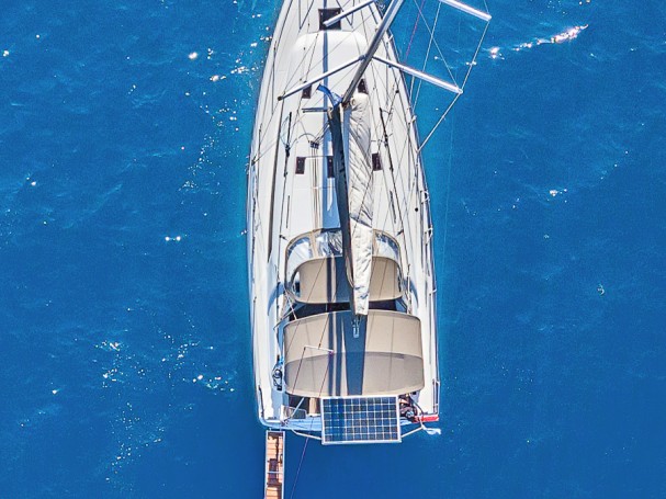 Sailboat to hire Alimos at the best price