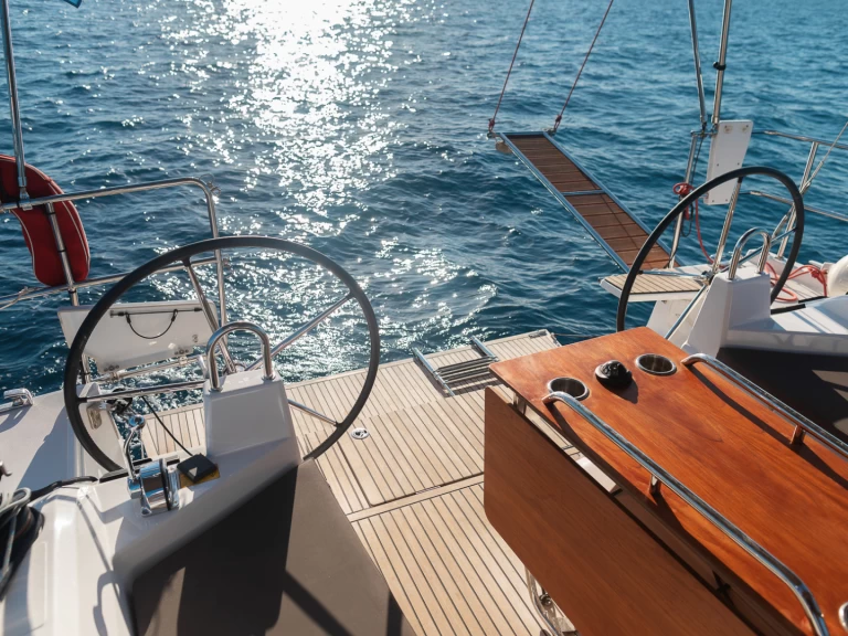 Charter a Bénéteau Oceanis 40.1 in Alimos on Samboat