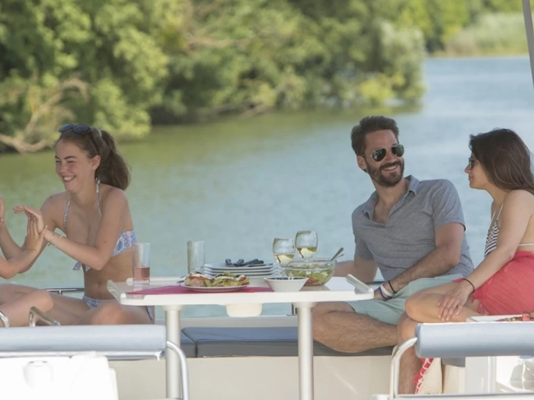 Charter a Premier Horizon 1 in Decize on Samboat