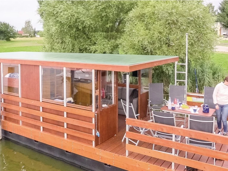 Hire Canal boat Tom Sawyer with a boat licence