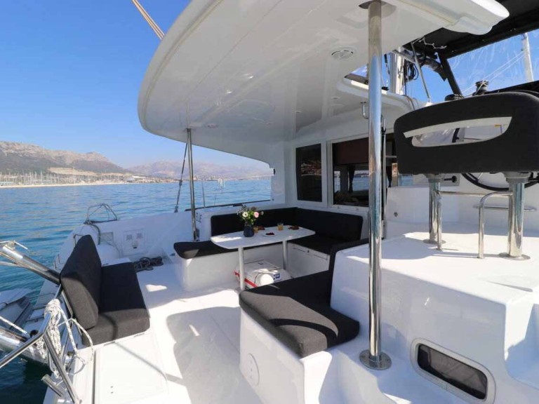 Charter a Lagoon Lagoon 40 in Pula on Samboat