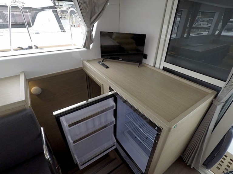 Catamaran hire in Šibenik - Lagoon Lagoon 40