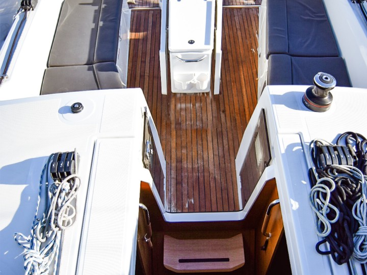 Hire Sailboat Jeanneau with a boat licence