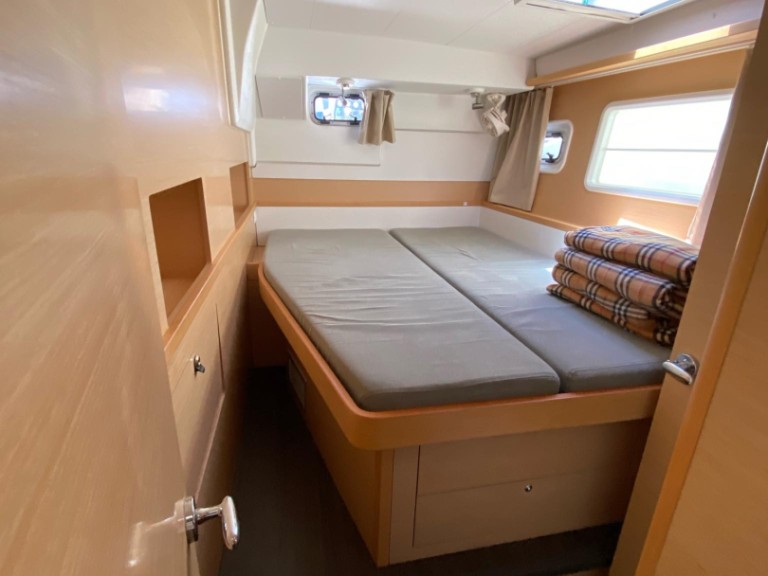 Catamaran hire in Alimos - Lagoon Lagoon 400 S2