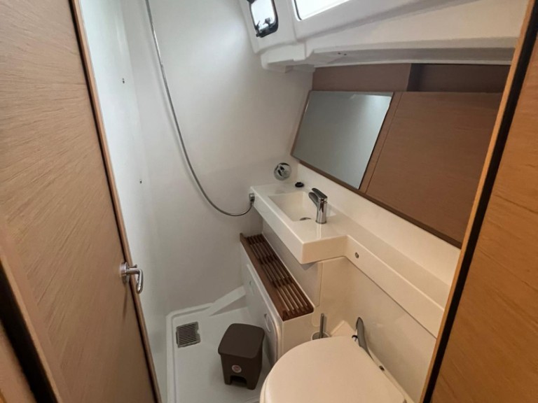 Hire Sailboat Jeanneau with a boat licence